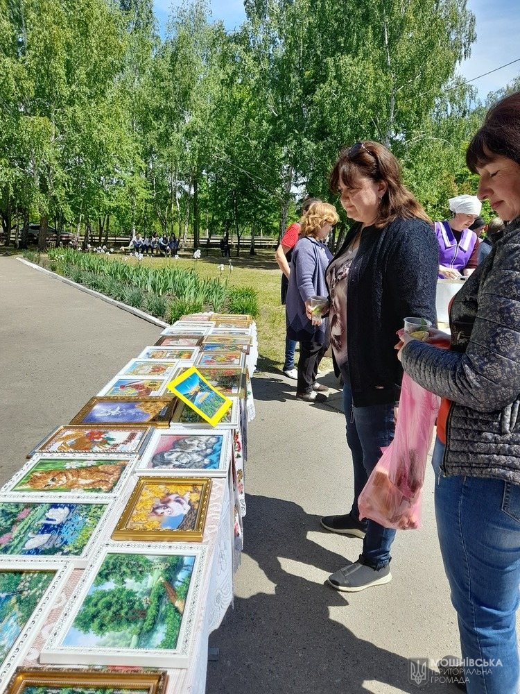 Благодійний ярмарок «Велика родина- щаслива сім’я» Благодійний ярмарок «Велика родина- щаслива сім’я»