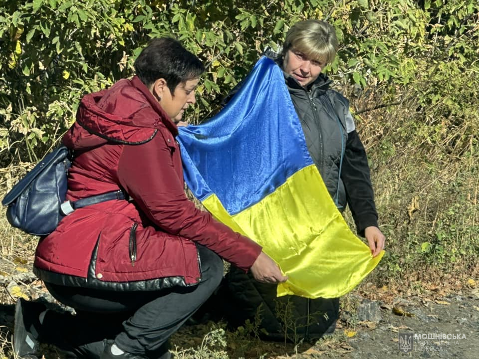 Мошнівська територіальна громада, вся Україна віддали останню шану провівши до життя вічного свого земляка Українського Воїна Захисника Мошнівська територіальна громада, вся Україна віддали останню шану провівши до життя вічного свого земляка Українського Воїна Захисника