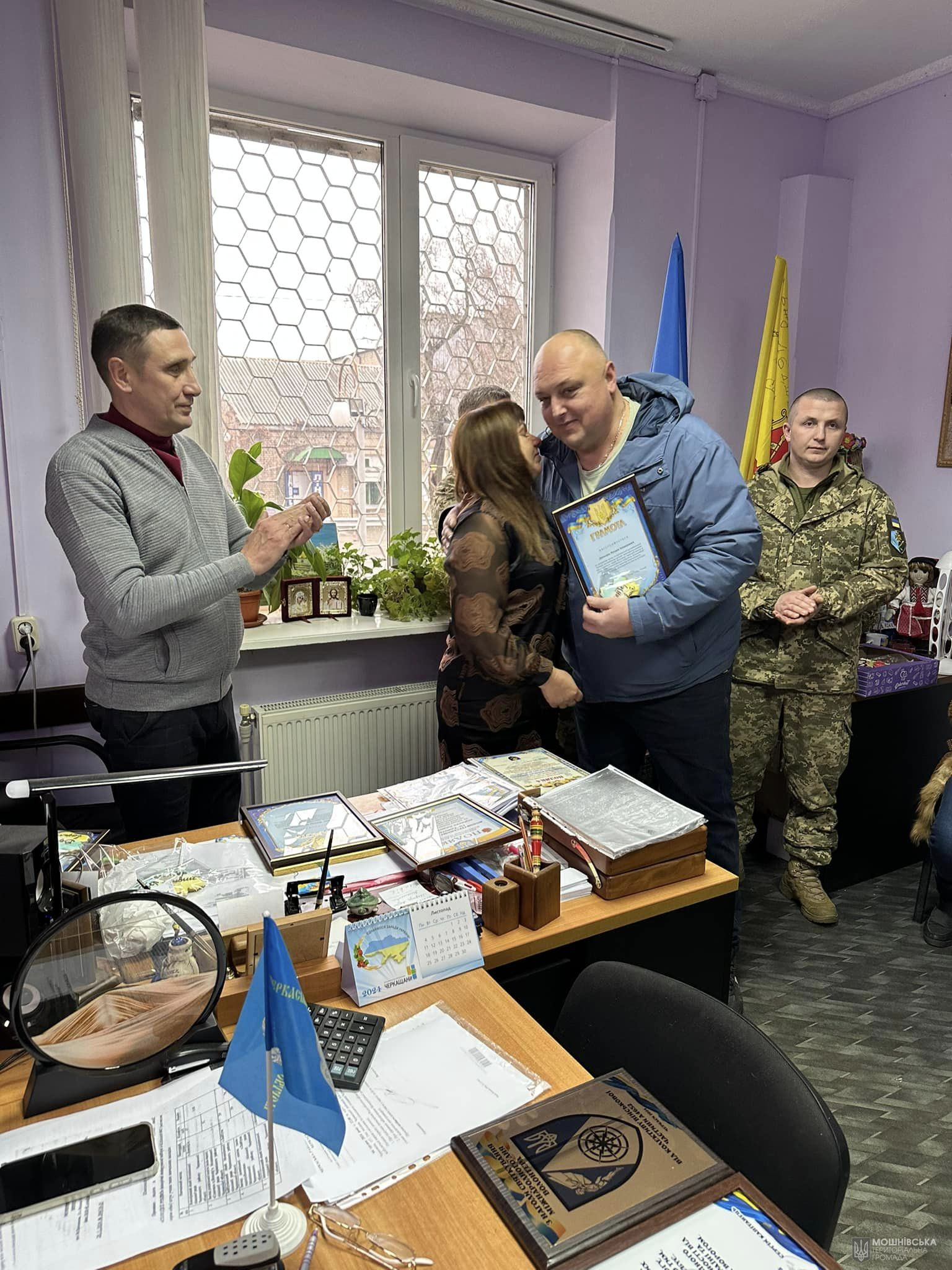 ПРИВІТАННЯ ВОЛОНТЕРАМ ВІД МОШНІВСЬКОГО СІЛЬСЬКОГО ГОЛОВИ БОГДАНА ШКАРБУТИ ПРИВІТАННЯ ВОЛОНТЕРАМ ВІД МОШНІВСЬКОГО СІЛЬСЬКОГО ГОЛОВИ БОГДАНА ШКАРБУТИ