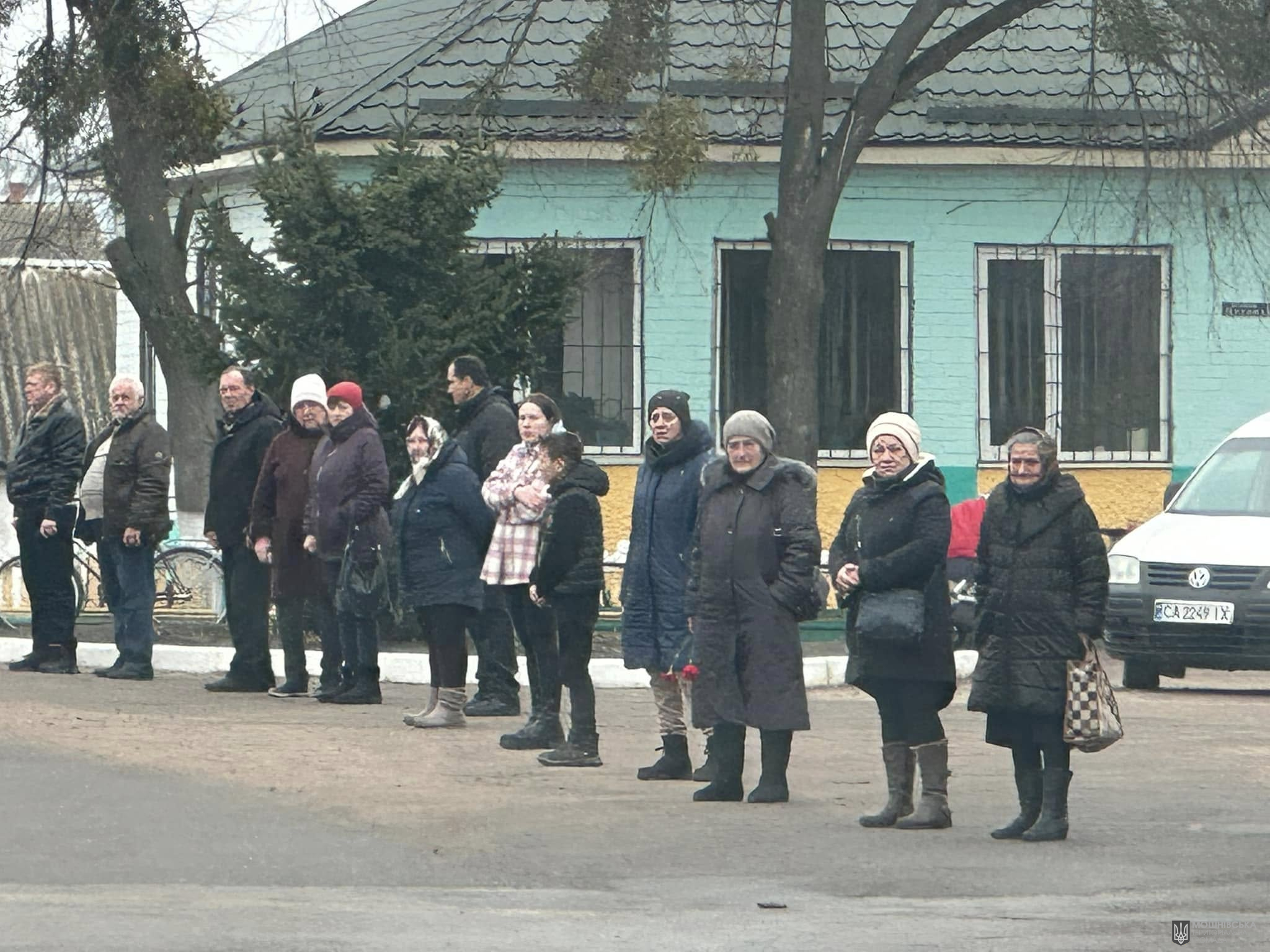 Матуся плаче, а роки минають. Мій син Герой, Герої не вмирають... Матуся плаче, а роки минають. Мій син Герой, Герої не вмирають...