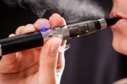 Парламент заборонив продаж електронних сигарет українцям до 18 років